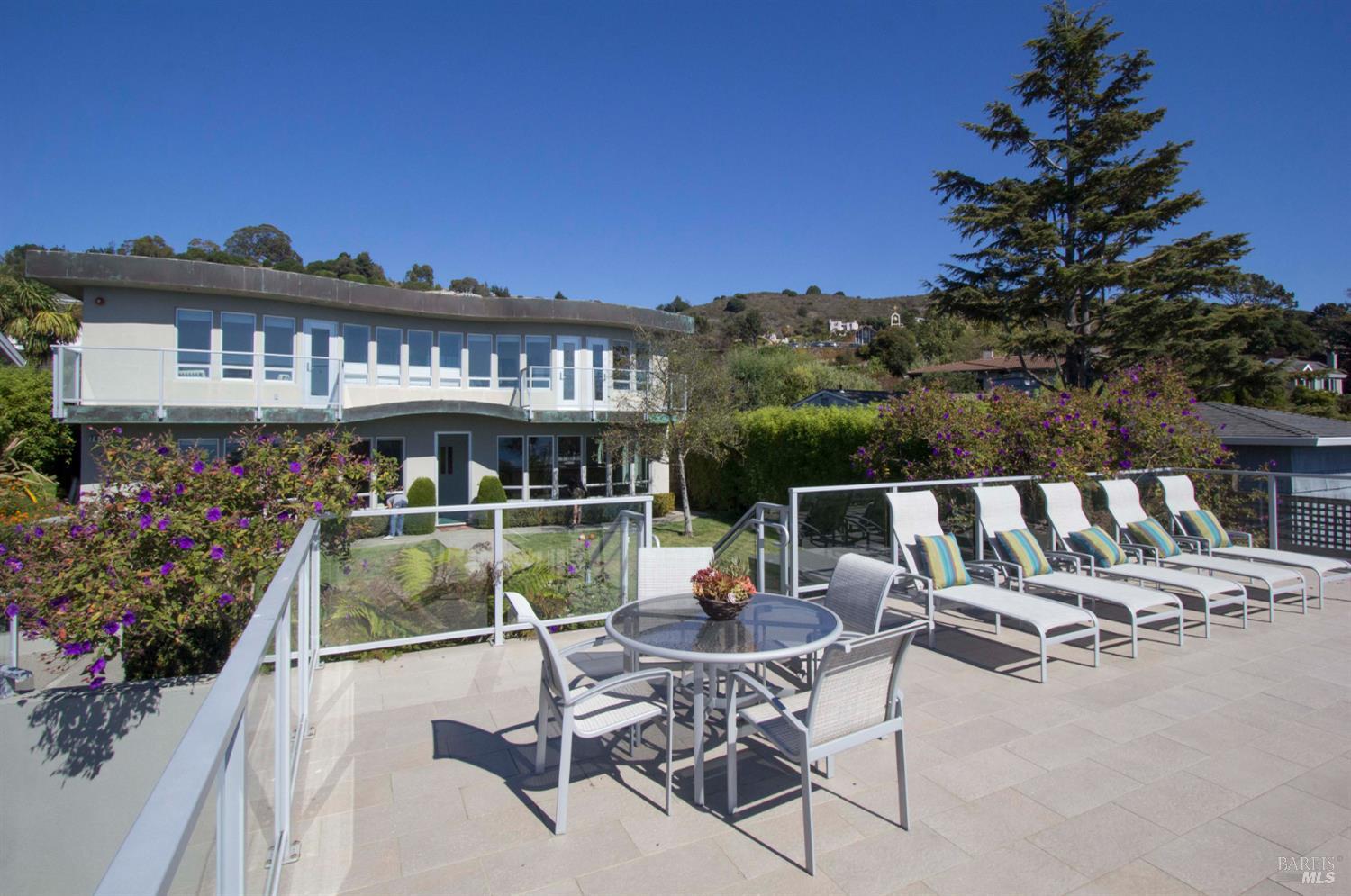 Detail Gallery Image 4 of 23 For 747 Tiburon Blvd, Tiburon,  CA 94920 - 3 Beds | 3/1 Baths