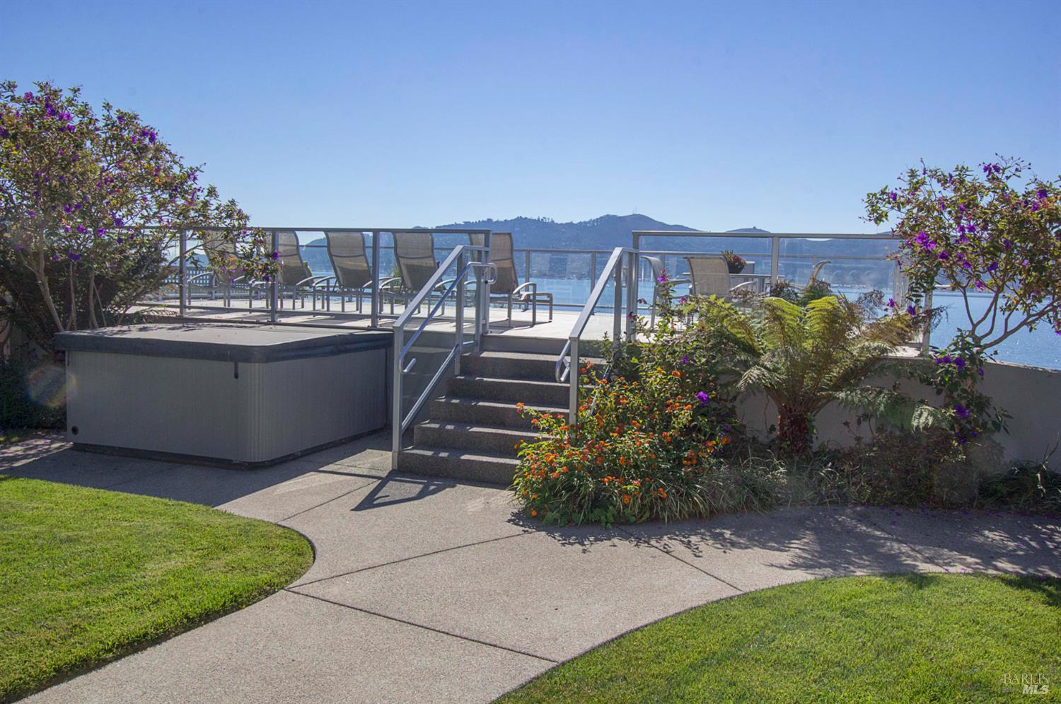 Detail Gallery Image 2 of 23 For 747 Tiburon Blvd, Tiburon,  CA 94920 - 3 Beds | 3/1 Baths