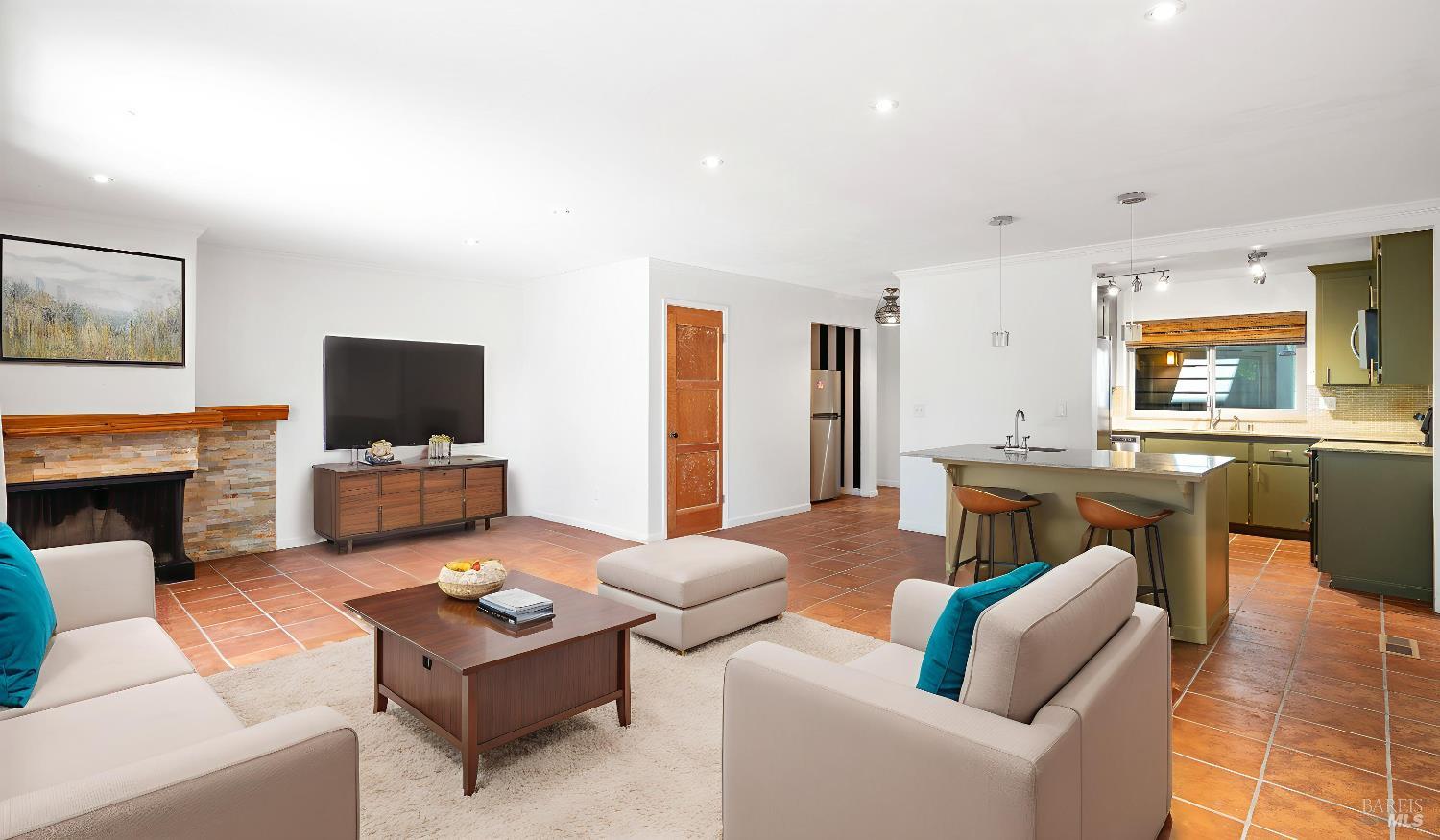 Detail Gallery Image 10 of 48 For 602 Marylyn Cir, Petaluma,  CA 94954 - 3 Beds | 2/1 Baths