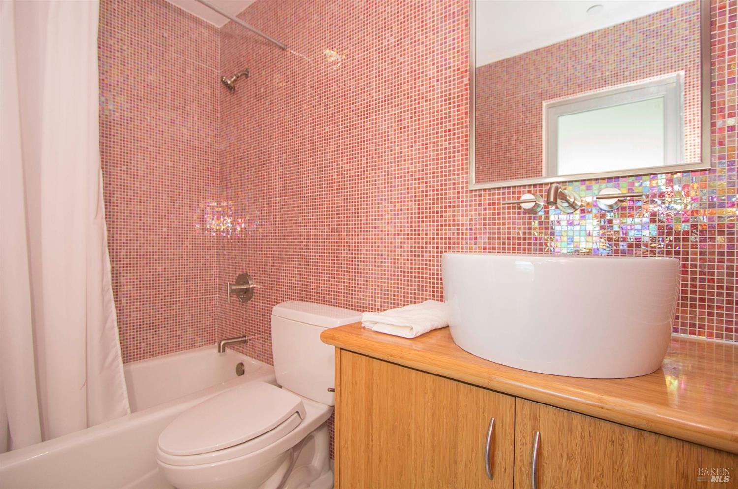 Detail Gallery Image 18 of 23 For 747 Tiburon Blvd, Tiburon,  CA 94920 - 3 Beds | 3/1 Baths