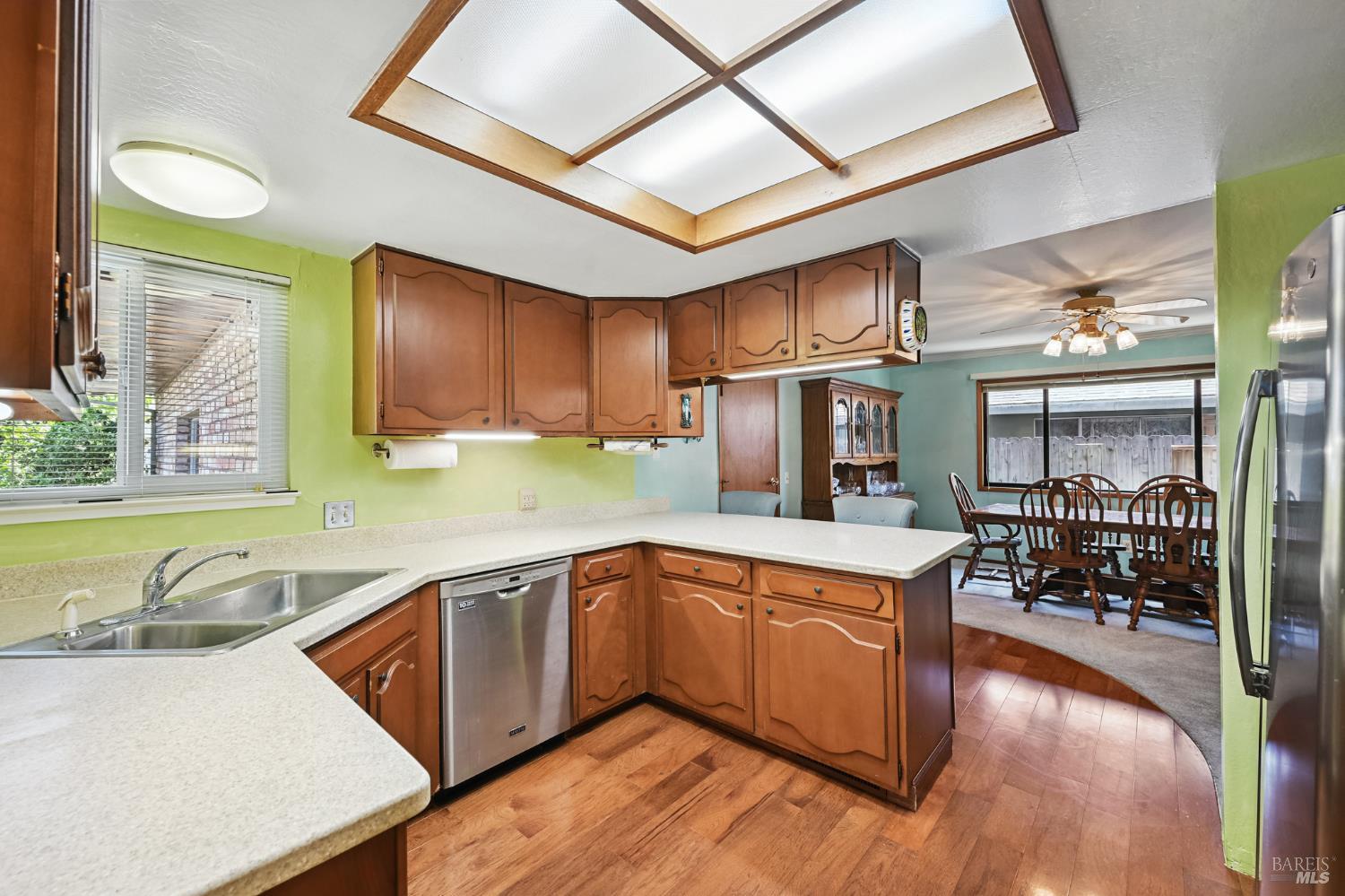 Detail Gallery Image 4 of 53 For 2013 Knight Ave, Petaluma,  CA 94954 - 3 Beds | 2 Baths