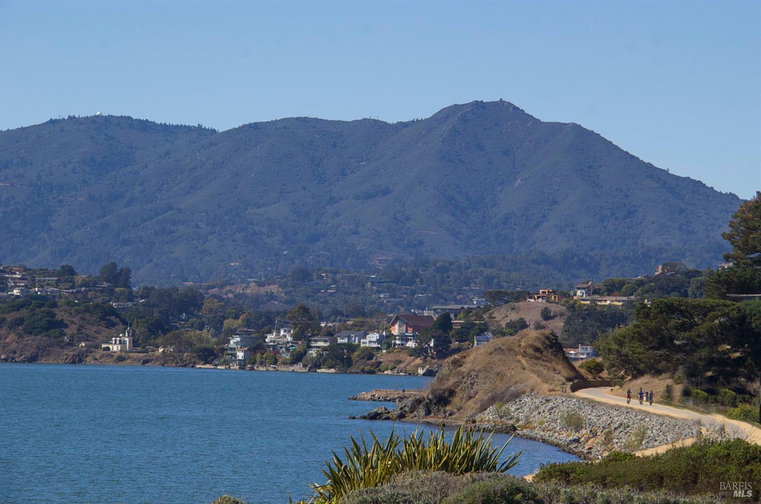 Detail Gallery Image 23 of 23 For 747 Tiburon Blvd, Tiburon,  CA 94920 - 3 Beds | 3/1 Baths