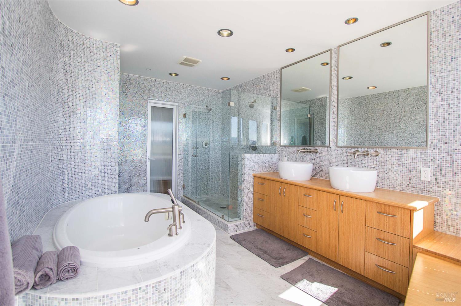 Detail Gallery Image 15 of 23 For 747 Tiburon Blvd, Tiburon,  CA 94920 - 3 Beds | 3/1 Baths