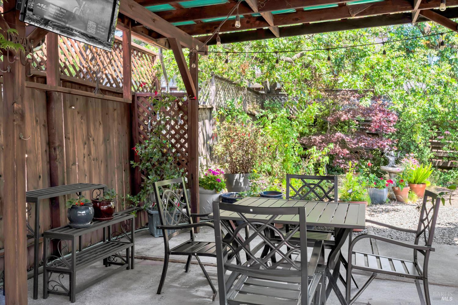 Detail Gallery Image 18 of 30 For 323 Willow Glen Ct, Healdsburg,  CA 95448 - 3 Beds | 2 Baths