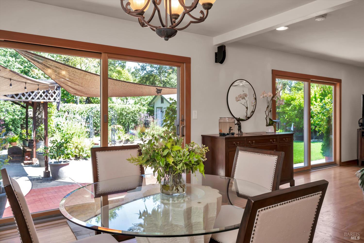 Detail Gallery Image 10 of 30 For 323 Willow Glen Ct, Healdsburg,  CA 95448 - 3 Beds | 2 Baths