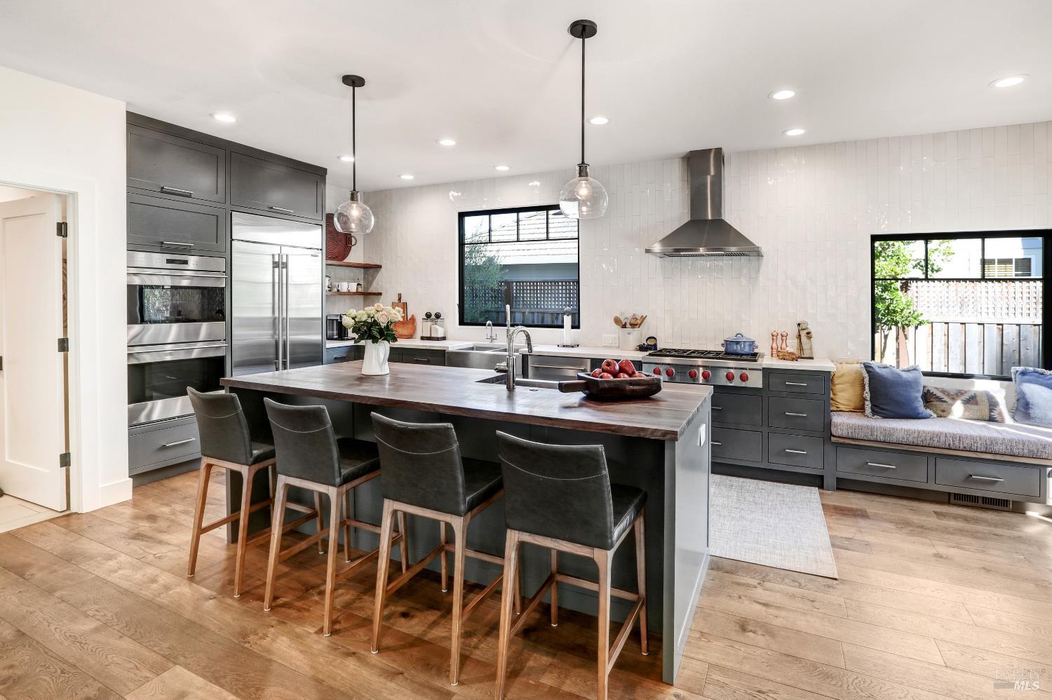 Detail Gallery Image 7 of 37 For 319 Jester Ct, Petaluma,  CA 94954 - 5 Beds | 3 Baths