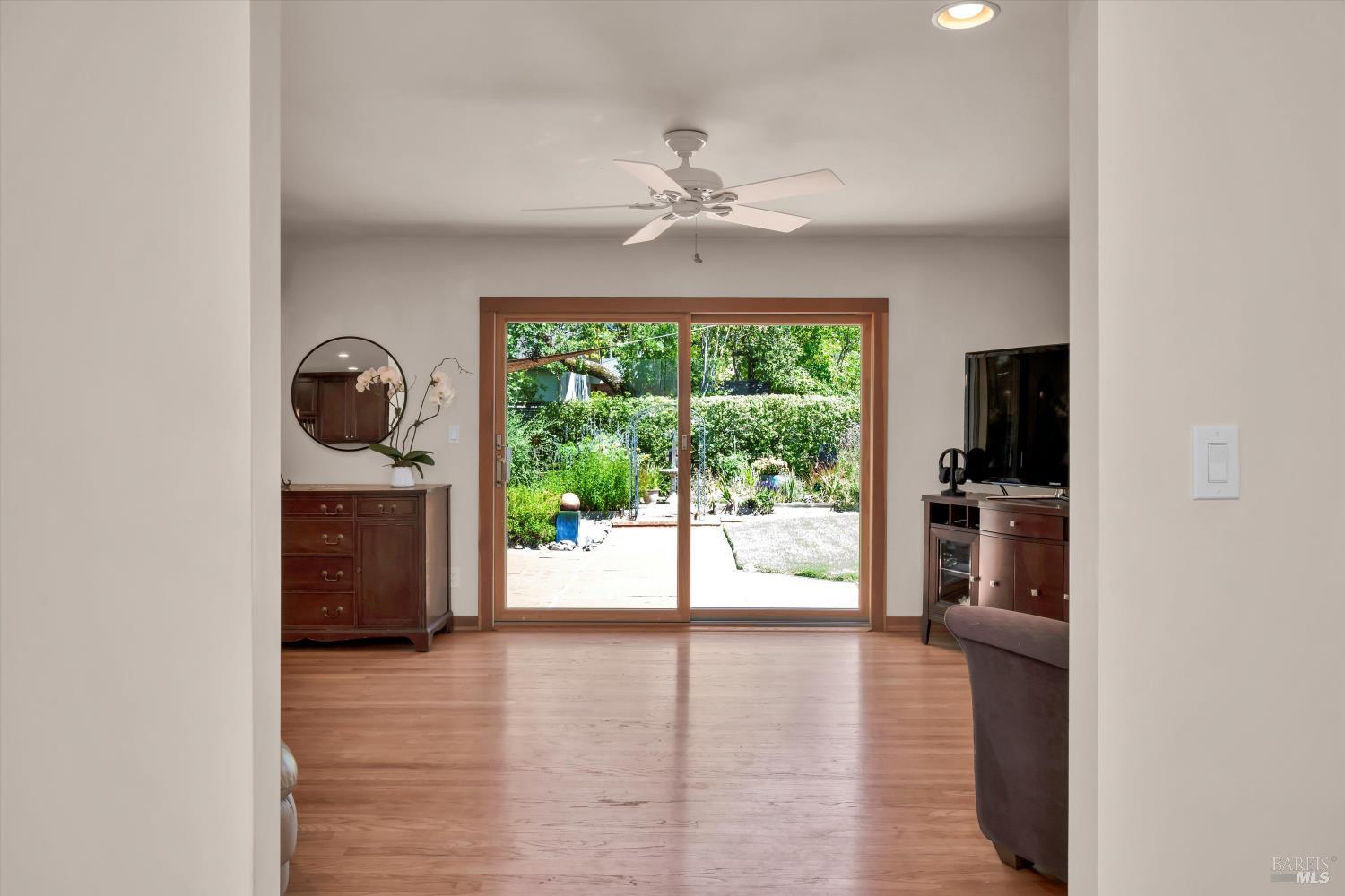 Detail Gallery Image 8 of 30 For 323 Willow Glen Ct, Healdsburg,  CA 95448 - 3 Beds | 2 Baths