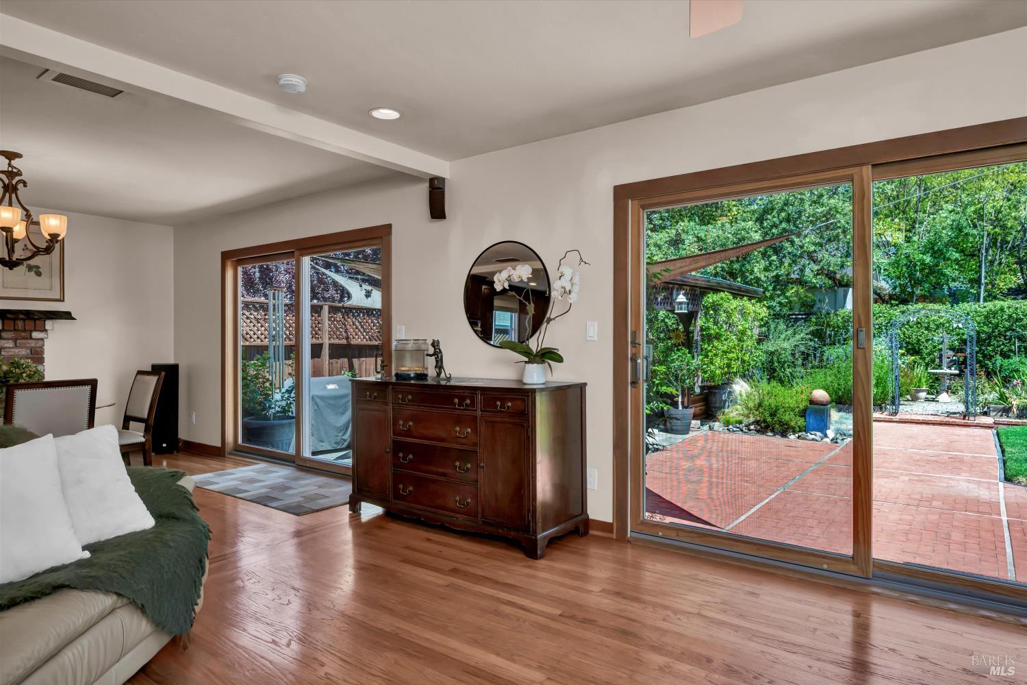 Detail Gallery Image 9 of 30 For 323 Willow Glen Ct, Healdsburg,  CA 95448 - 3 Beds | 2 Baths