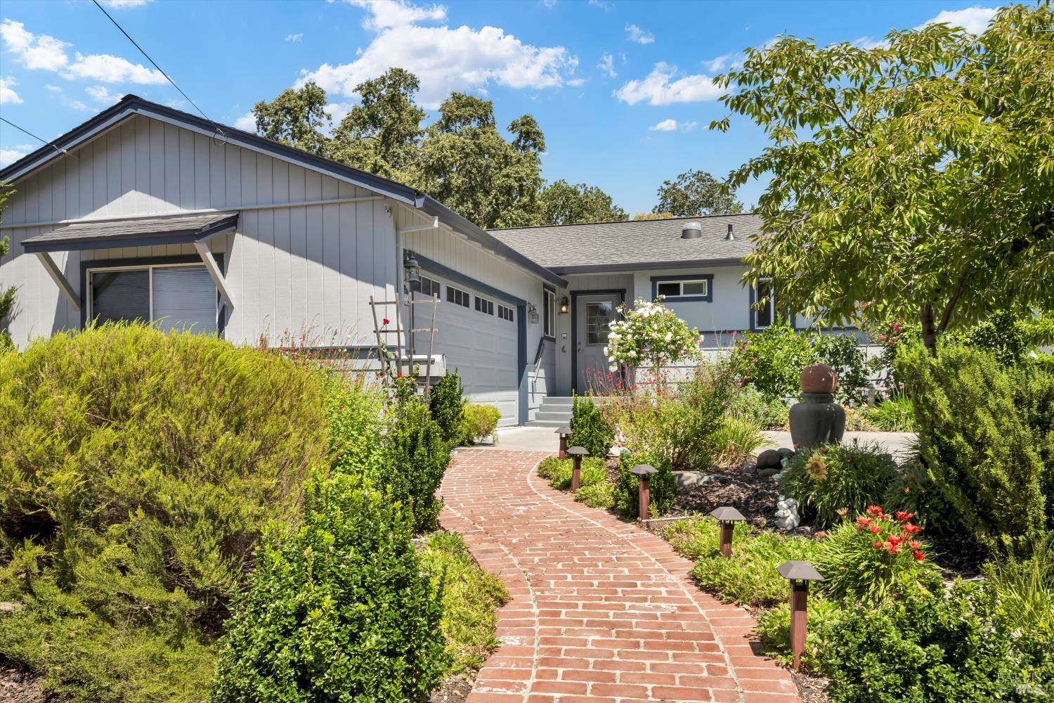 Detail Gallery Image 4 of 30 For 323 Willow Glen Ct, Healdsburg,  CA 95448 - 3 Beds | 2 Baths