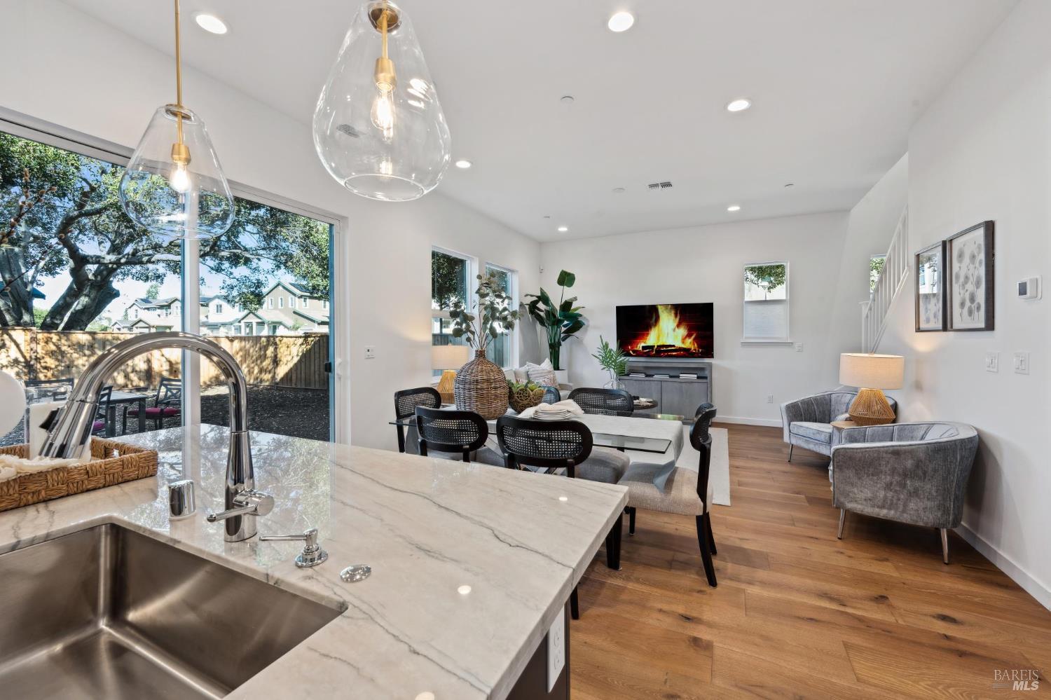 Detail Gallery Image 7 of 26 For 65 Riverbend Ln, Petaluma,  CA 94952 - 4 Beds | 3/1 Baths