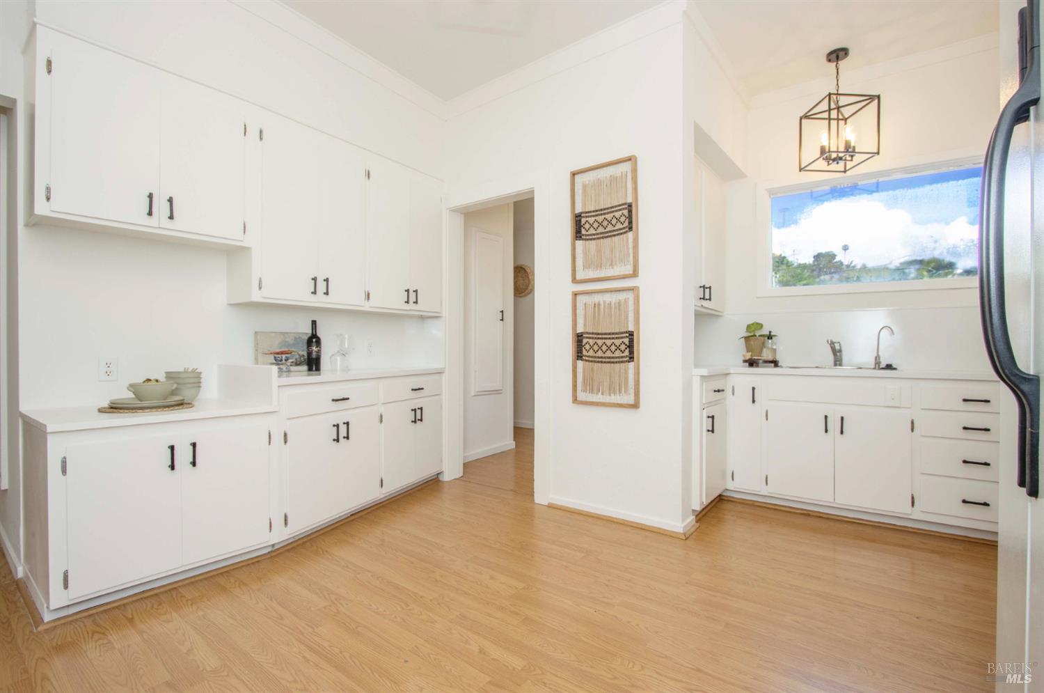 Detail Gallery Image 8 of 29 For 231 Center St, San Rafael,  CA 94901 - 3 Beds | 2/1 Baths