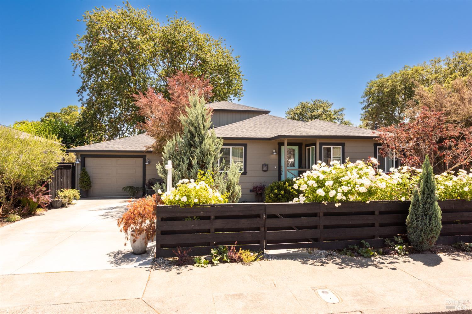 Detail Gallery Image 1 of 25 For 534 Richmond Dr, Santa Rosa,  CA 95401 - 4 Beds | 3 Baths