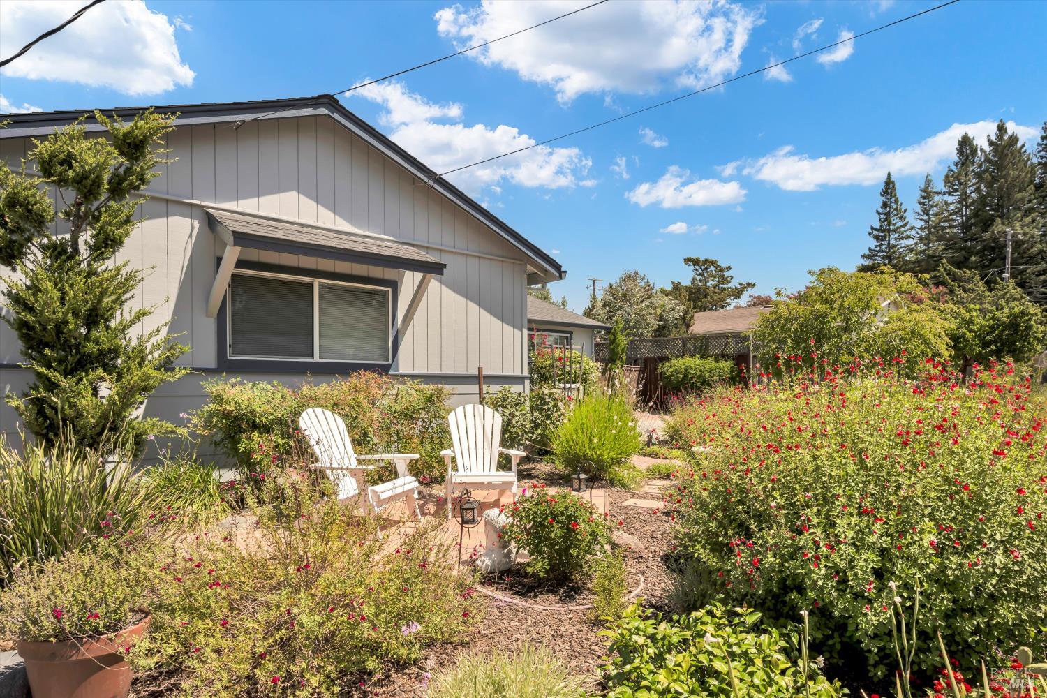 Detail Gallery Image 3 of 30 For 323 Willow Glen Ct, Healdsburg,  CA 95448 - 3 Beds | 2 Baths