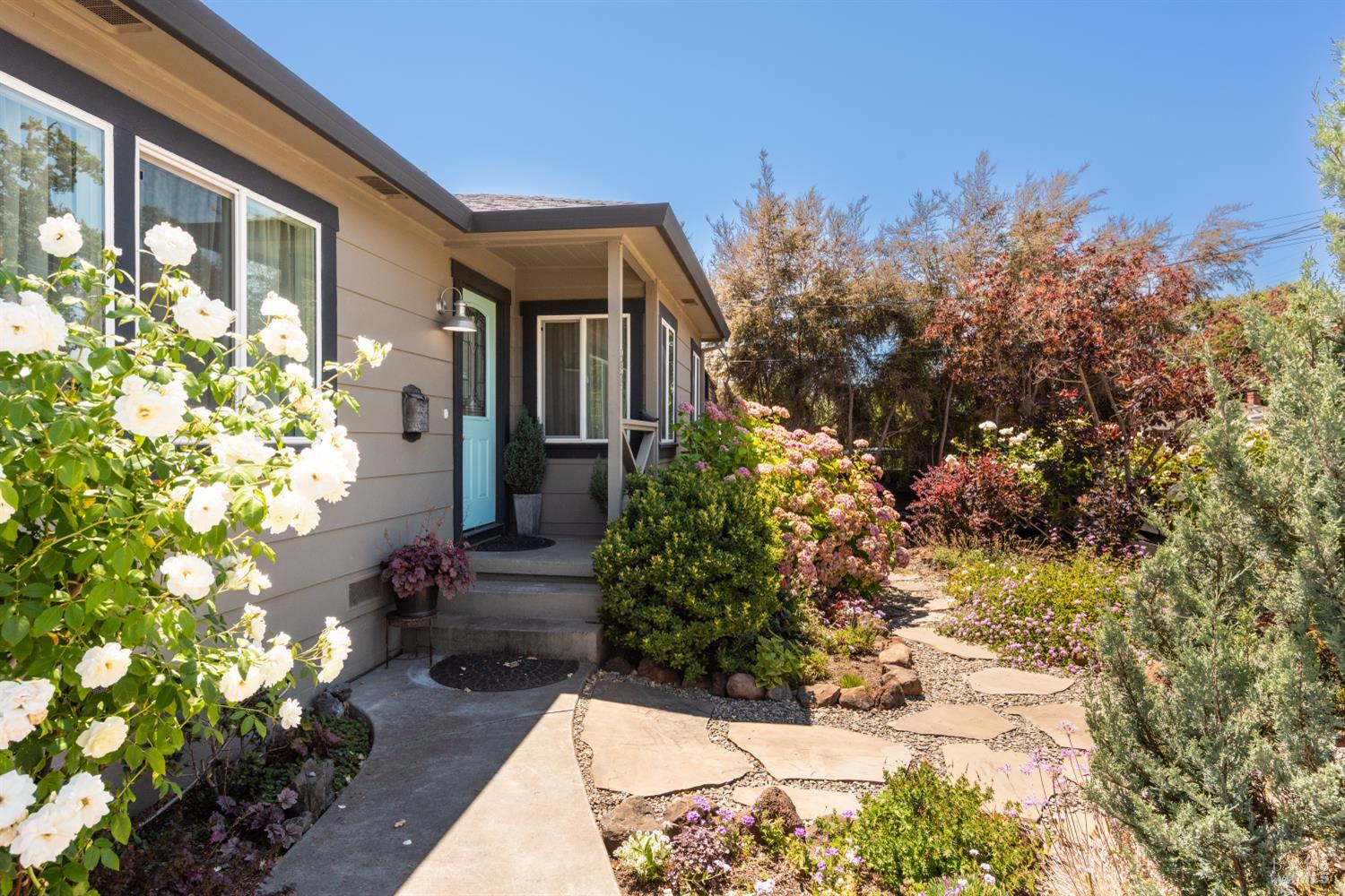 Detail Gallery Image 2 of 25 For 534 Richmond Dr, Santa Rosa,  CA 95401 - 4 Beds | 3 Baths