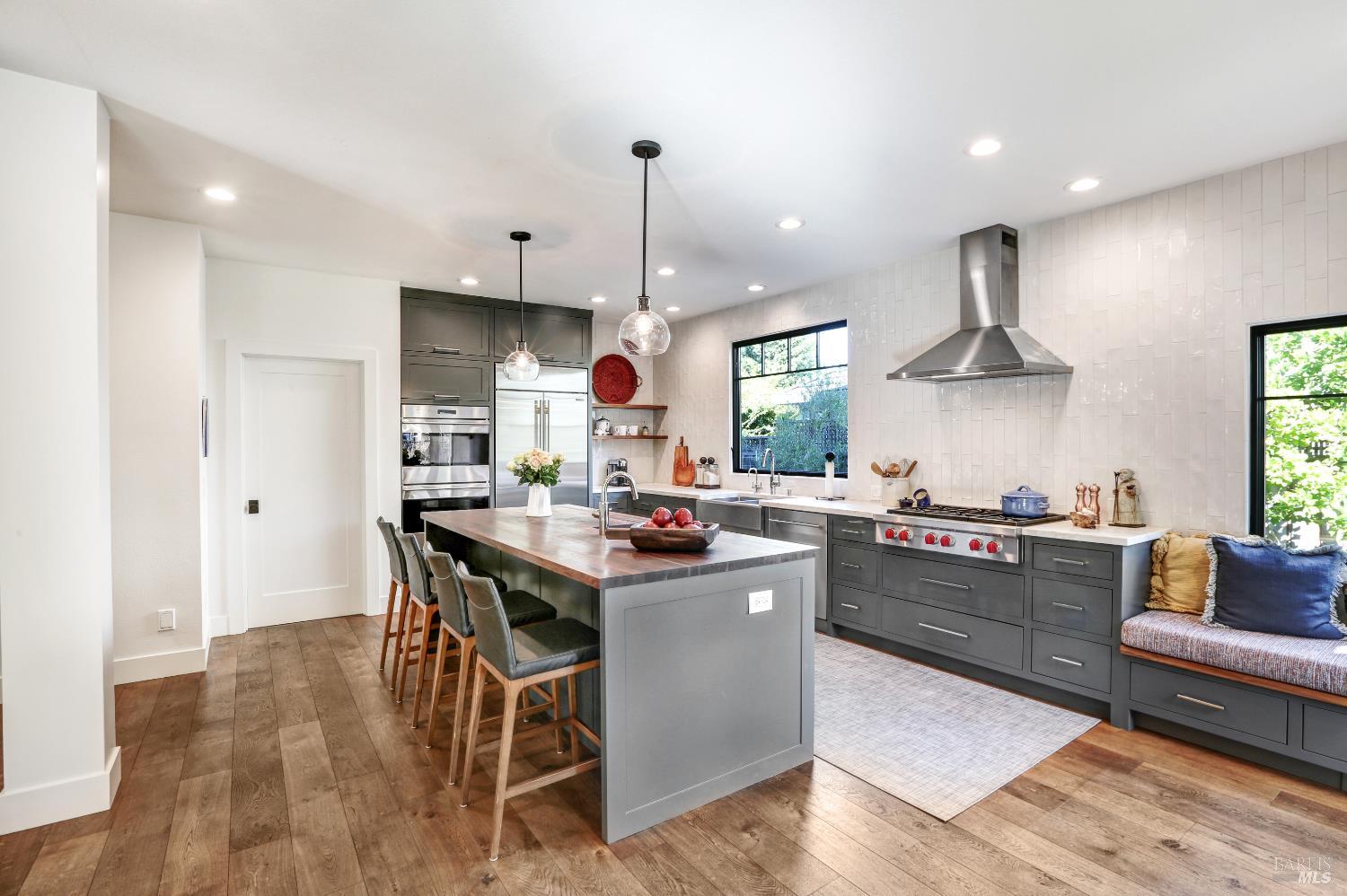 Detail Gallery Image 8 of 37 For 319 Jester Ct, Petaluma,  CA 94954 - 5 Beds | 3 Baths
