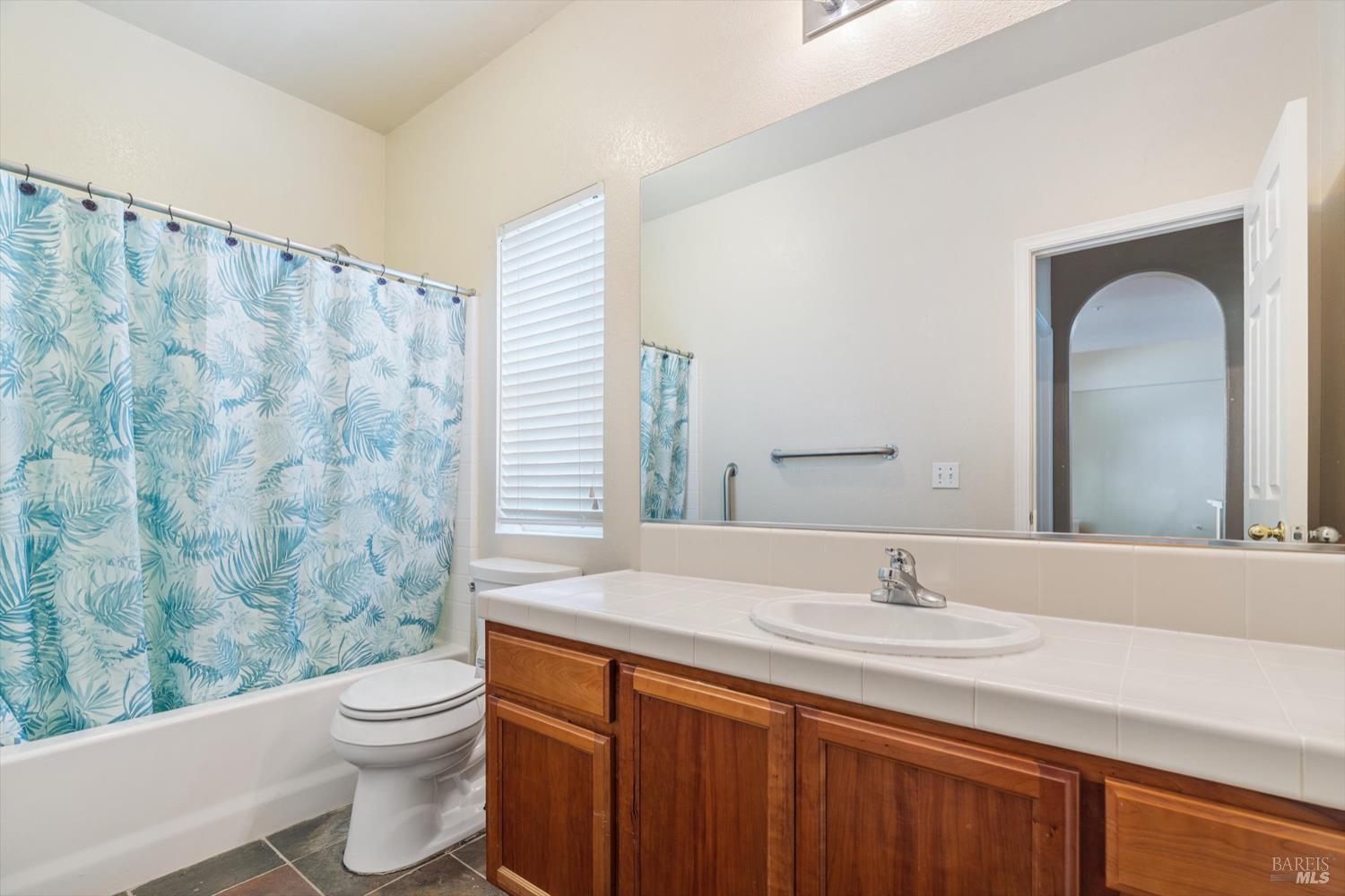 Detail Gallery Image 11 of 13 For 304 Ranch House Dr, Cloverdale,  CA 95425 - 5 Beds | 3 Baths