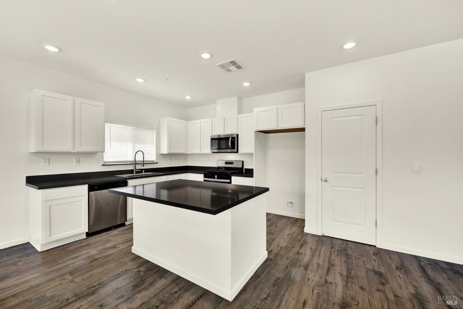Detail Gallery Image 22 of 62 For 635 Songbird Way, Dixon,  CA 95620 - 4 Beds | 2 Baths