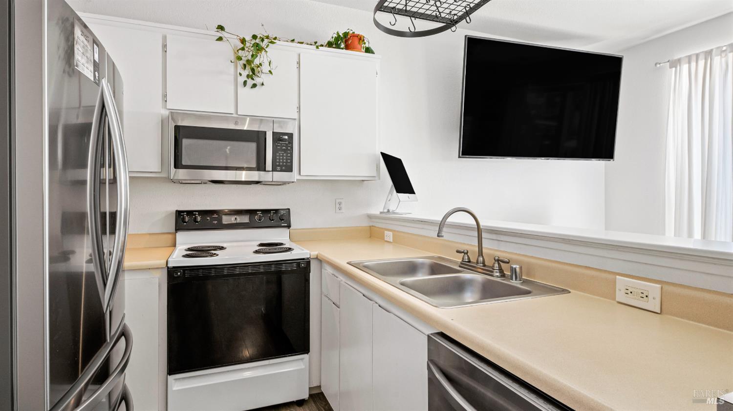 Detail Gallery Image 9 of 20 For 1532 Pinebrook Pl, Santa Rosa,  CA 95403 - 2 Beds | 1/1 Baths