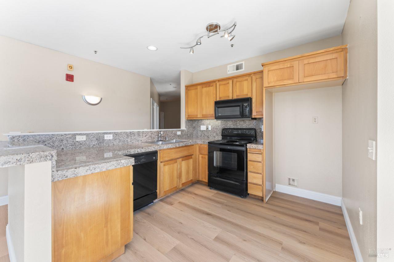 Detail Gallery Image 8 of 29 For 655 12th St #311,  Oakland,  CA 94607 - 2 Beds | 2 Baths