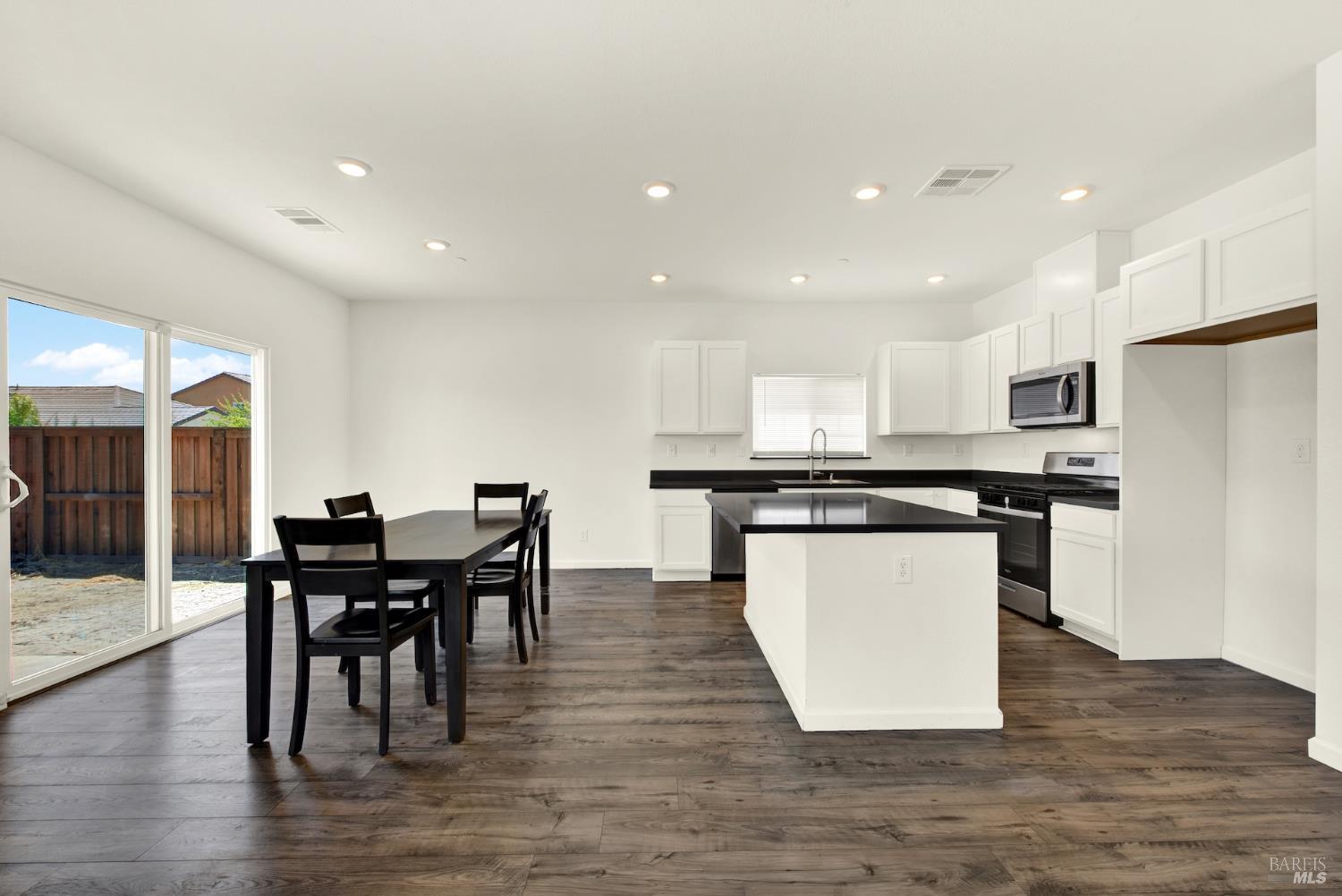 Detail Gallery Image 20 of 62 For 635 Songbird Way, Dixon,  CA 95620 - 4 Beds | 2 Baths