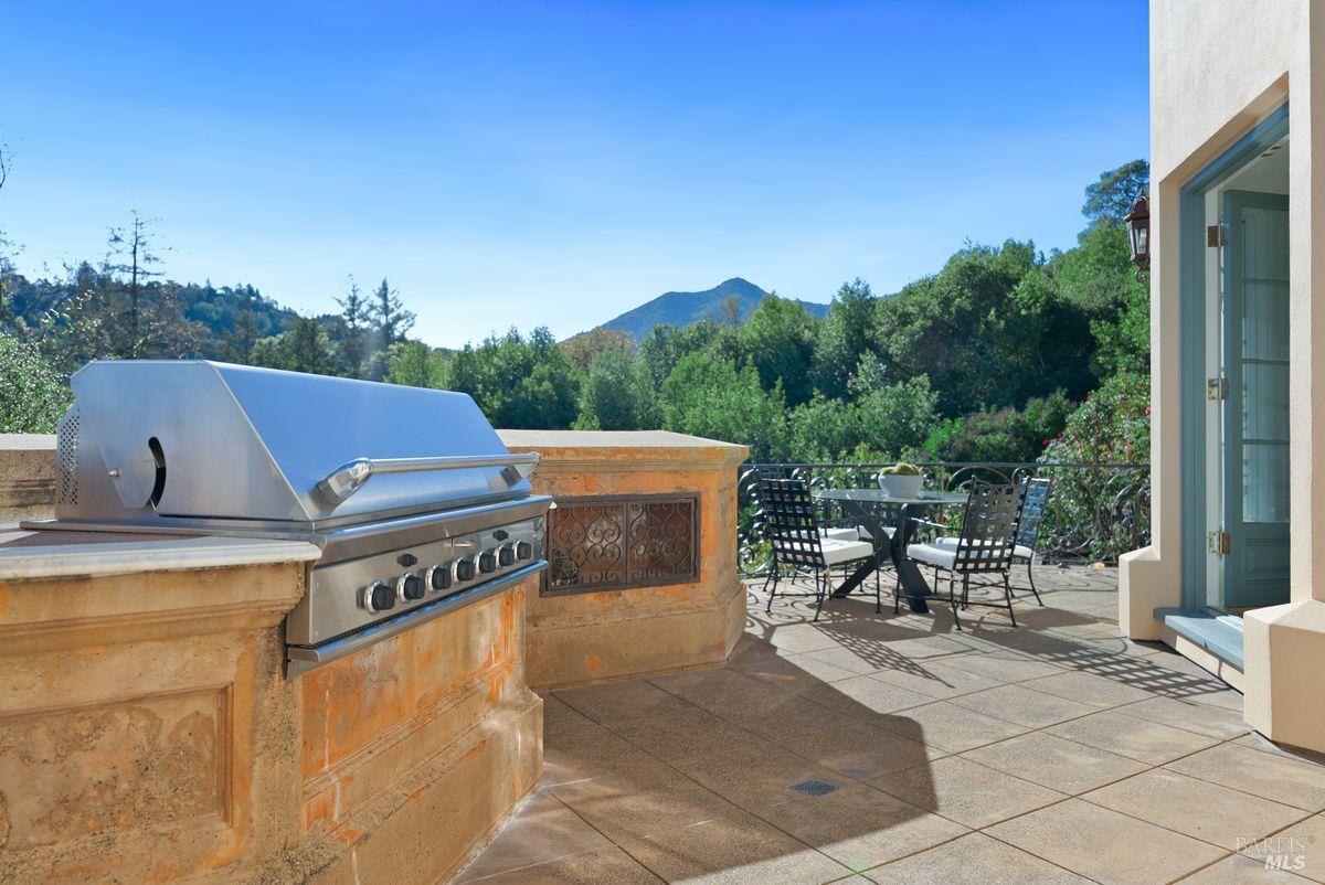 Detail Gallery Image 17 of 59 For 27 Upper Rd, Ross,  CA 94957 - 8 Beds | 8/1 Baths