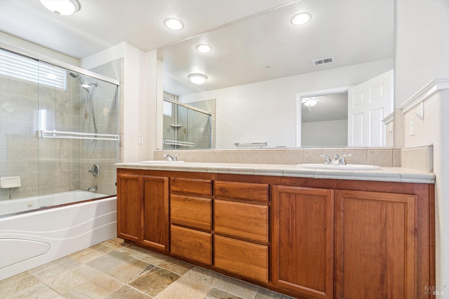 Detail Gallery Image 10 of 13 For 304 Ranch House Dr, Cloverdale,  CA 95425 - 5 Beds | 3 Baths