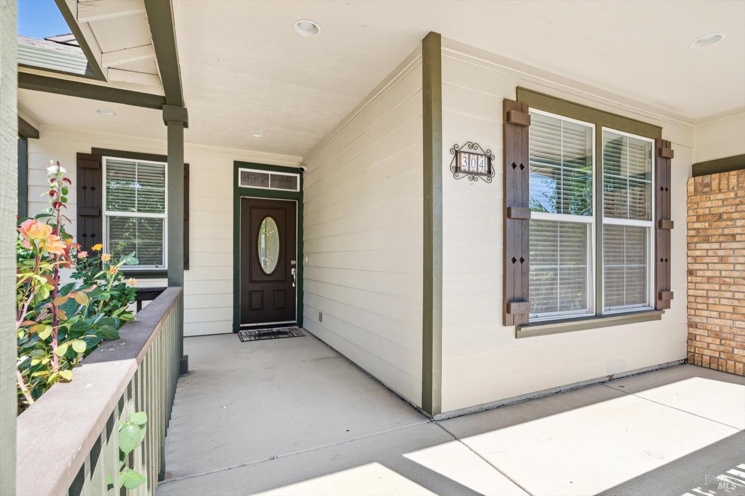 Detail Gallery Image 4 of 13 For 304 Ranch House Dr, Cloverdale,  CA 95425 - 5 Beds | 3 Baths