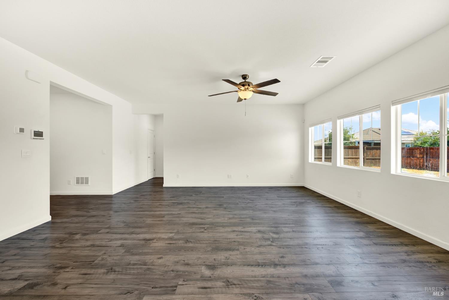 Detail Gallery Image 16 of 62 For 635 Songbird Way, Dixon,  CA 95620 - 4 Beds | 2 Baths
