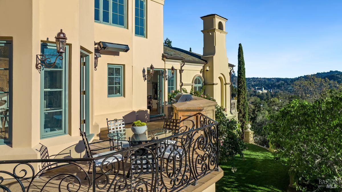 Detail Gallery Image 16 of 59 For 27 Upper Rd, Ross,  CA 94957 - 8 Beds | 8/1 Baths
