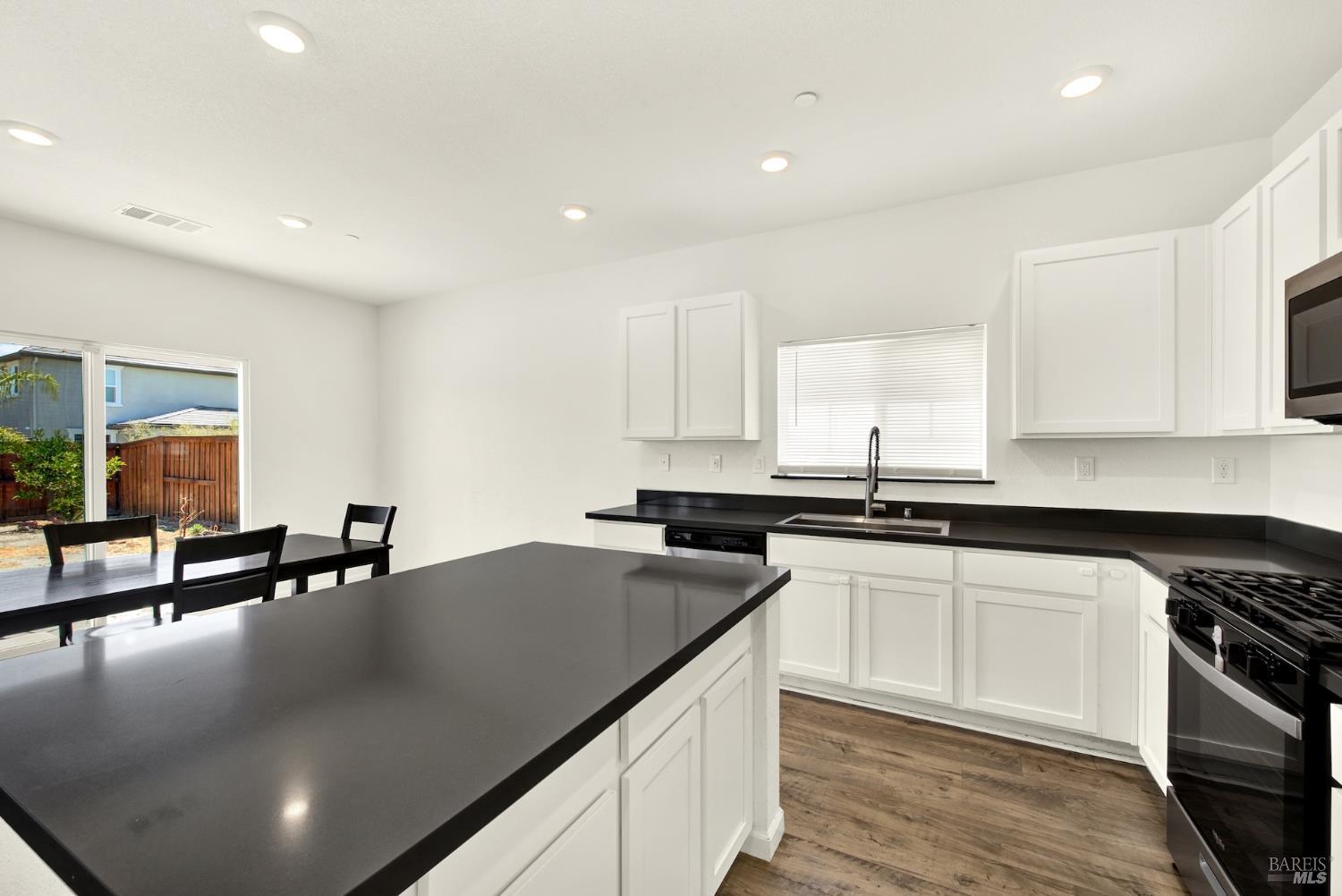 Detail Gallery Image 24 of 62 For 635 Songbird Way, Dixon,  CA 95620 - 4 Beds | 2 Baths