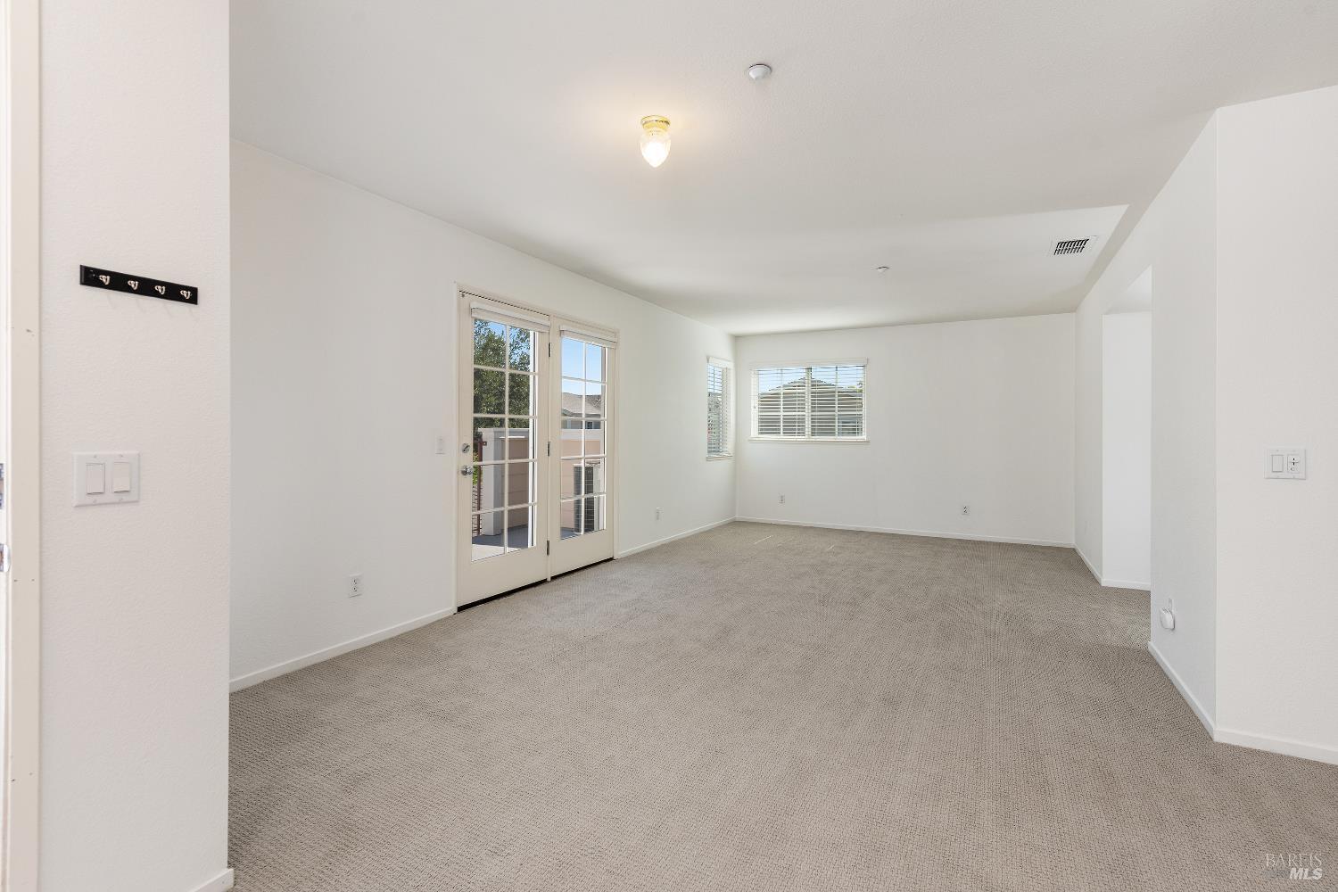 Detail Gallery Image 5 of 27 For 8 Oak Grove Dr #201,  Novato,  CA 94949 - 2 Beds | 1 Baths