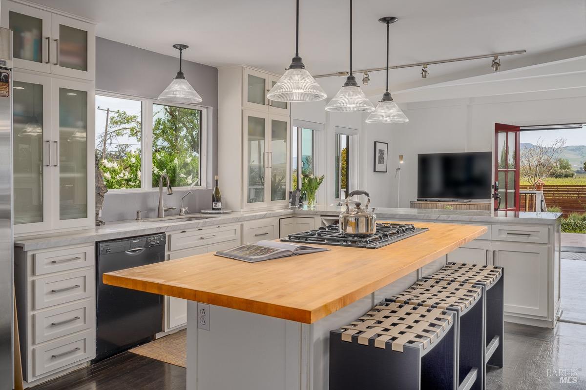 Detail Gallery Image 14 of 82 For 3061 Cuttings Wharf Rd, Napa,  CA 94559 - 4 Beds | 3 Baths