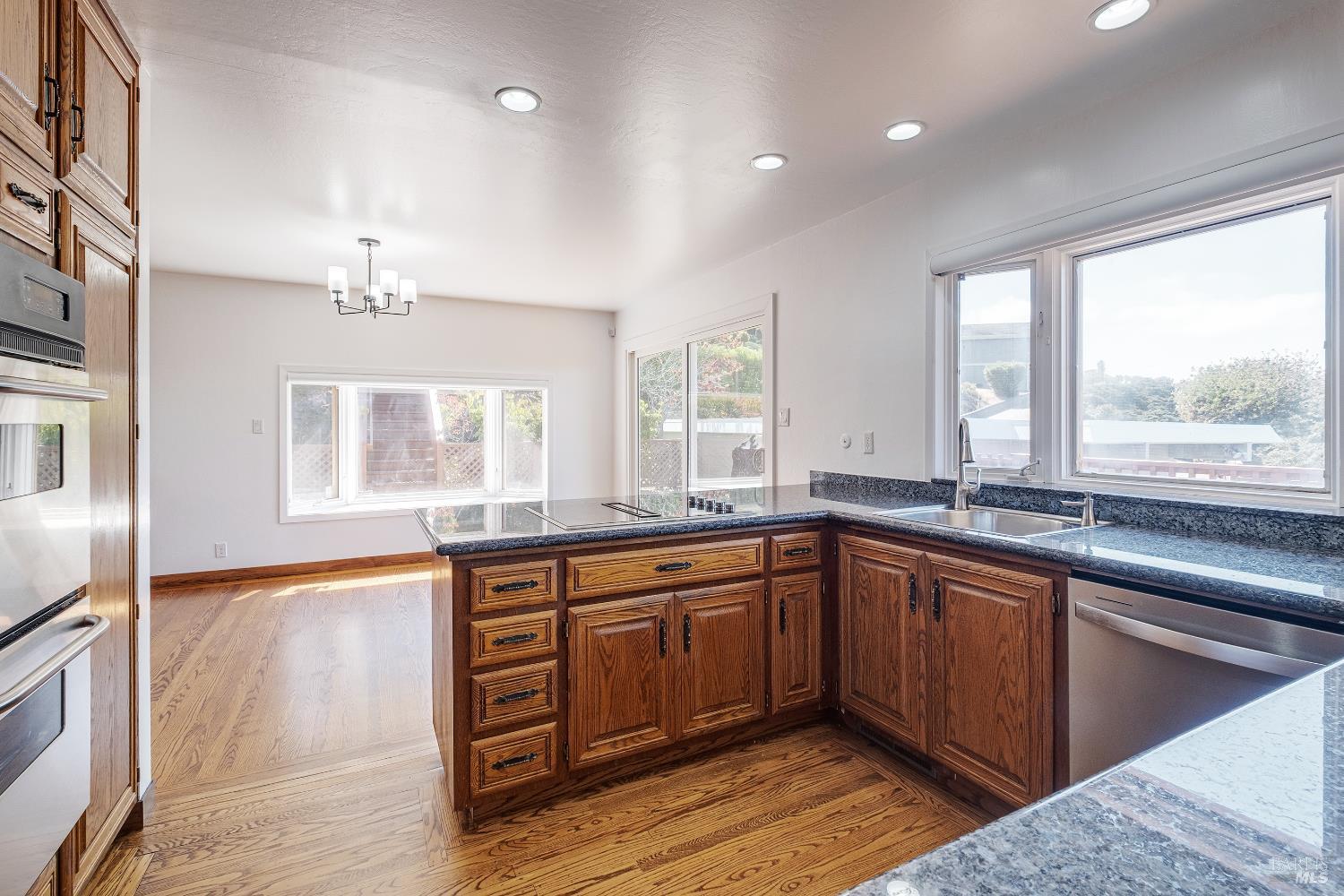 Detail Gallery Image 12 of 48 For 90 Geldert Dr, Tiburon,  CA 94920 - 3 Beds | 2/1 Baths
