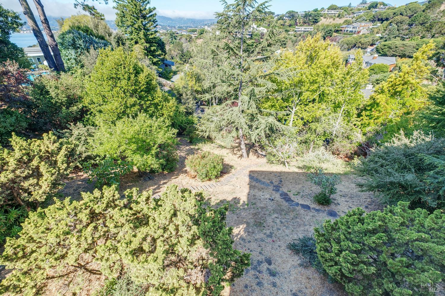 Detail Gallery Image 23 of 48 For 90 Geldert Dr, Tiburon,  CA 94920 - 3 Beds | 2/1 Baths