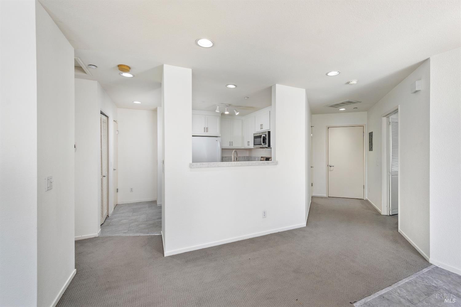 Detail Gallery Image 11 of 27 For 8 Oak Grove Dr #201,  Novato,  CA 94949 - 2 Beds | 1 Baths
