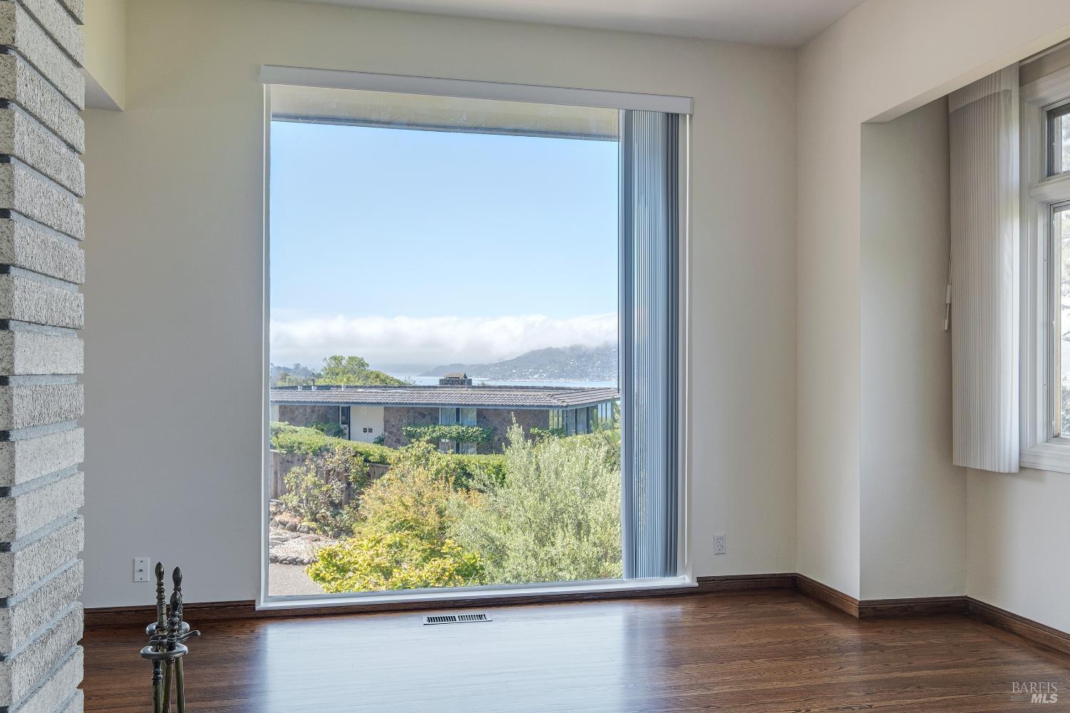 Detail Gallery Image 3 of 48 For 90 Geldert Dr, Tiburon,  CA 94920 - 3 Beds | 2/1 Baths