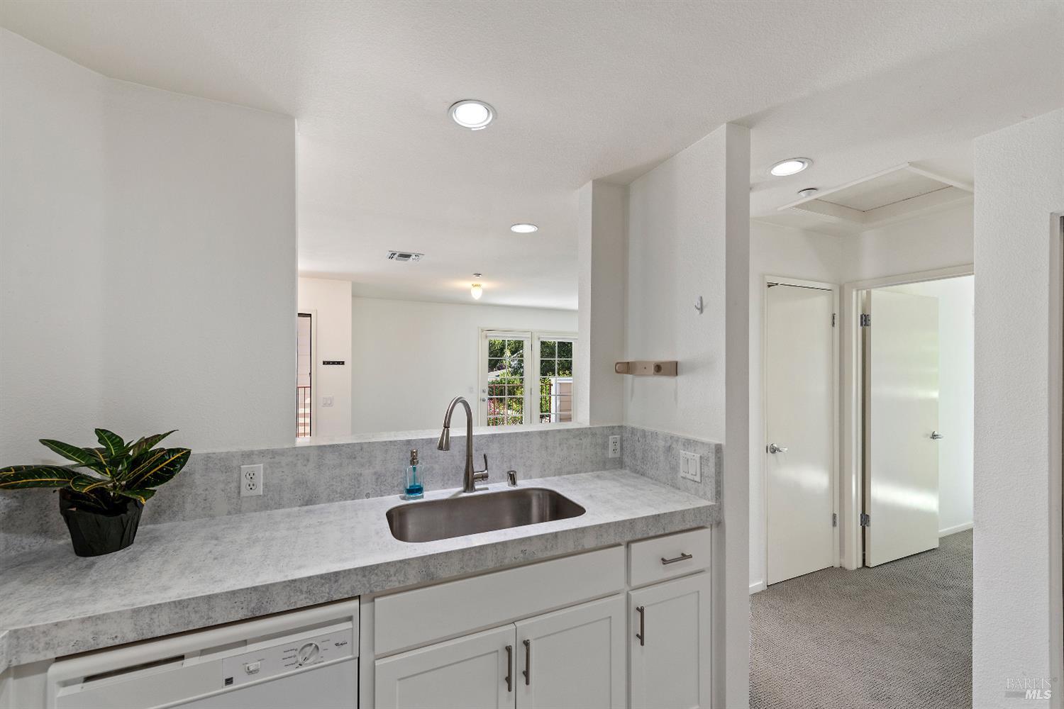 Detail Gallery Image 14 of 27 For 8 Oak Grove Dr #201,  Novato,  CA 94949 - 2 Beds | 1 Baths