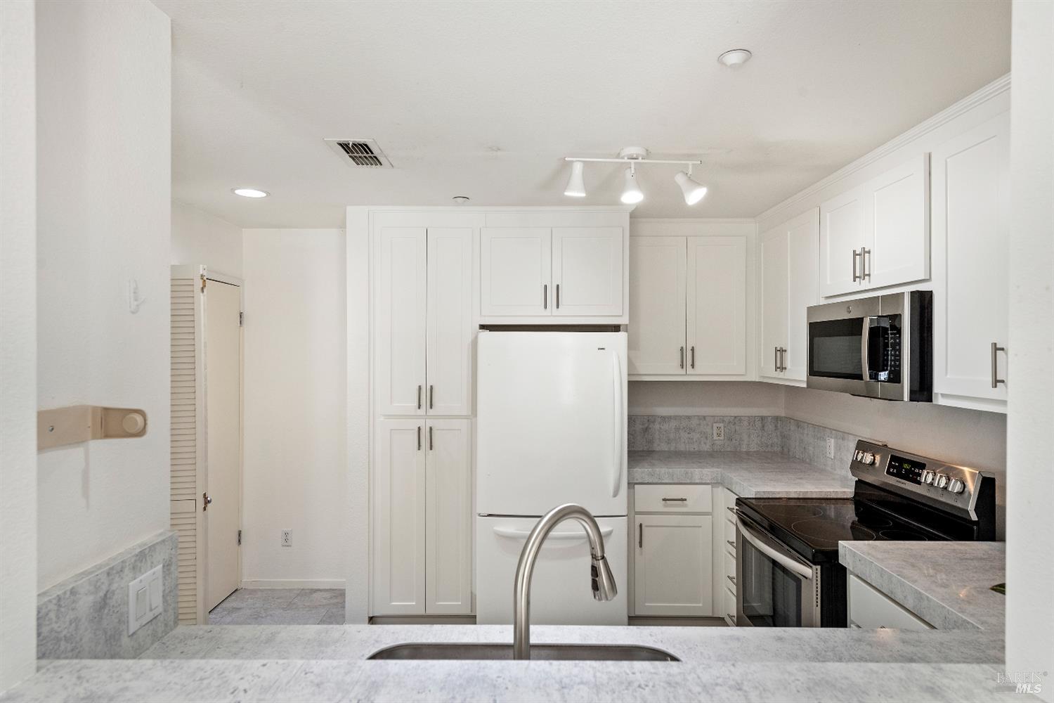 Detail Gallery Image 12 of 27 For 8 Oak Grove Dr #201,  Novato,  CA 94949 - 2 Beds | 1 Baths
