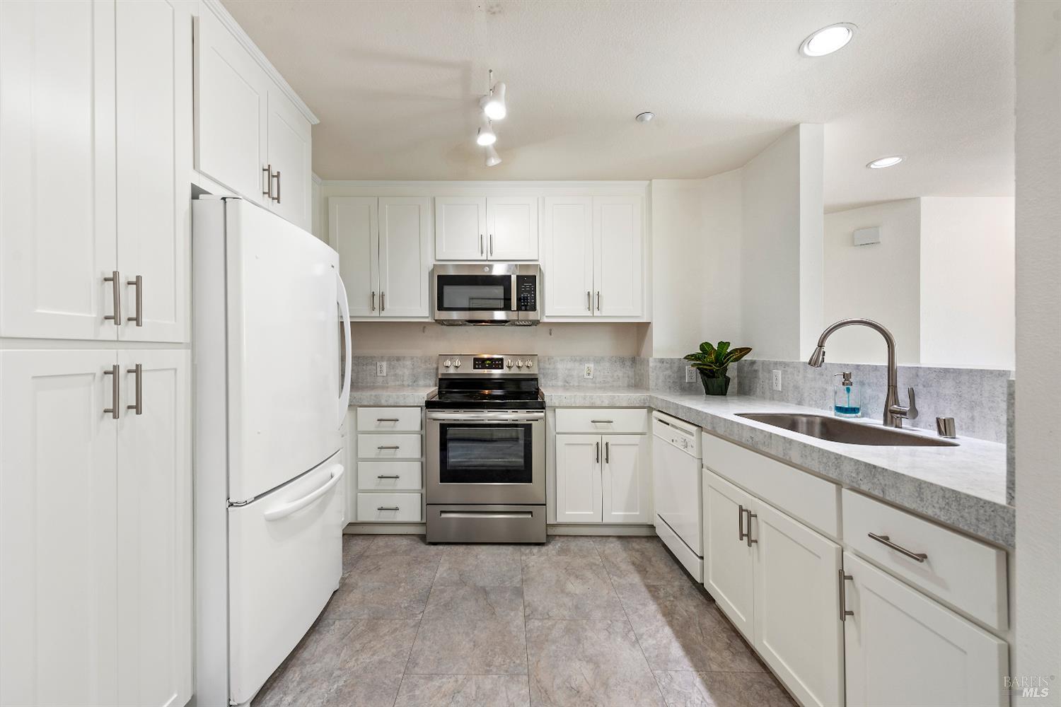 Detail Gallery Image 13 of 27 For 8 Oak Grove Dr #201,  Novato,  CA 94949 - 2 Beds | 1 Baths