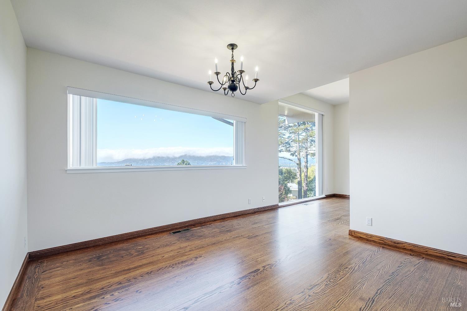 Detail Gallery Image 10 of 48 For 90 Geldert Dr, Tiburon,  CA 94920 - 3 Beds | 2/1 Baths