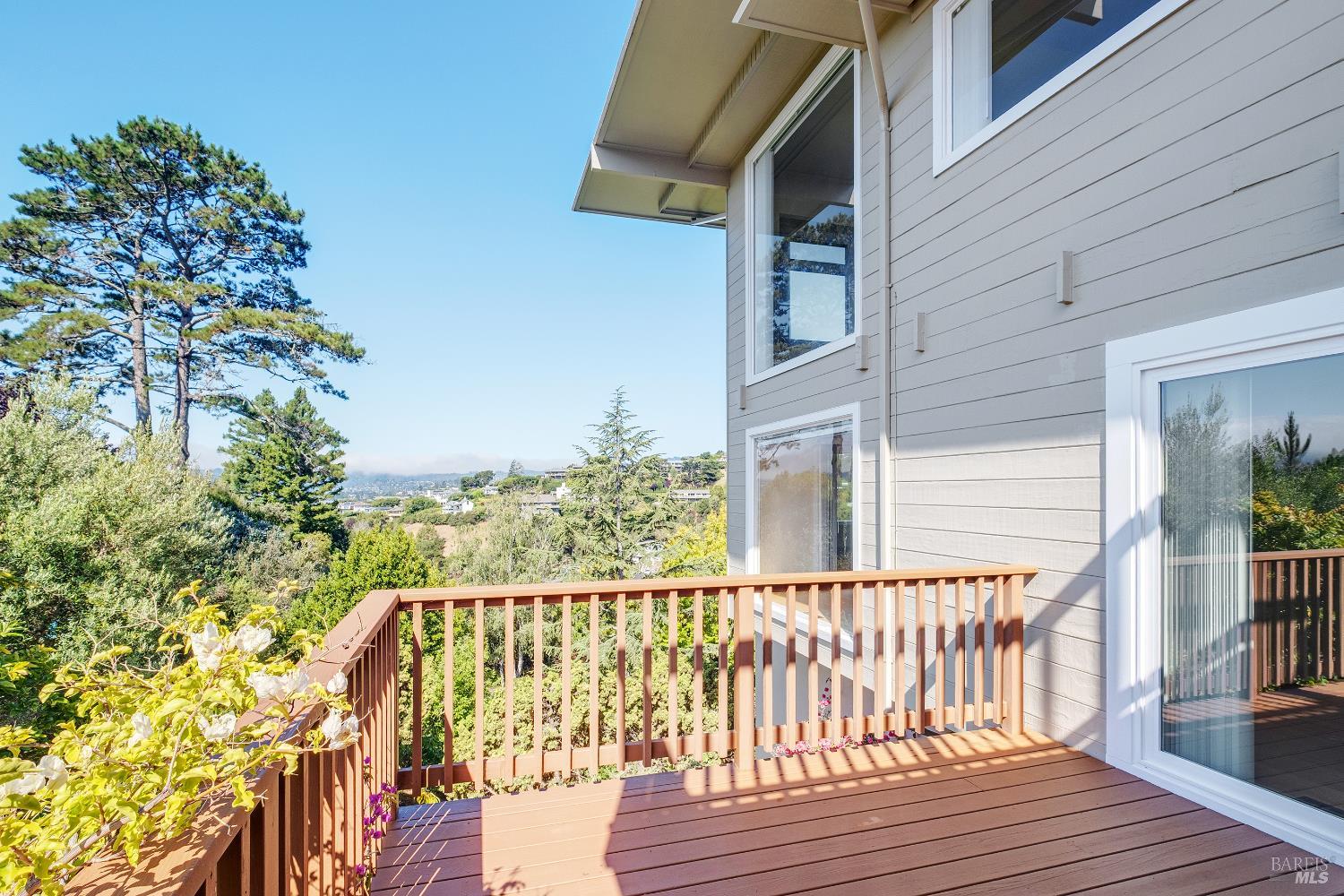 Detail Gallery Image 30 of 48 For 90 Geldert Dr, Tiburon,  CA 94920 - 3 Beds | 2/1 Baths