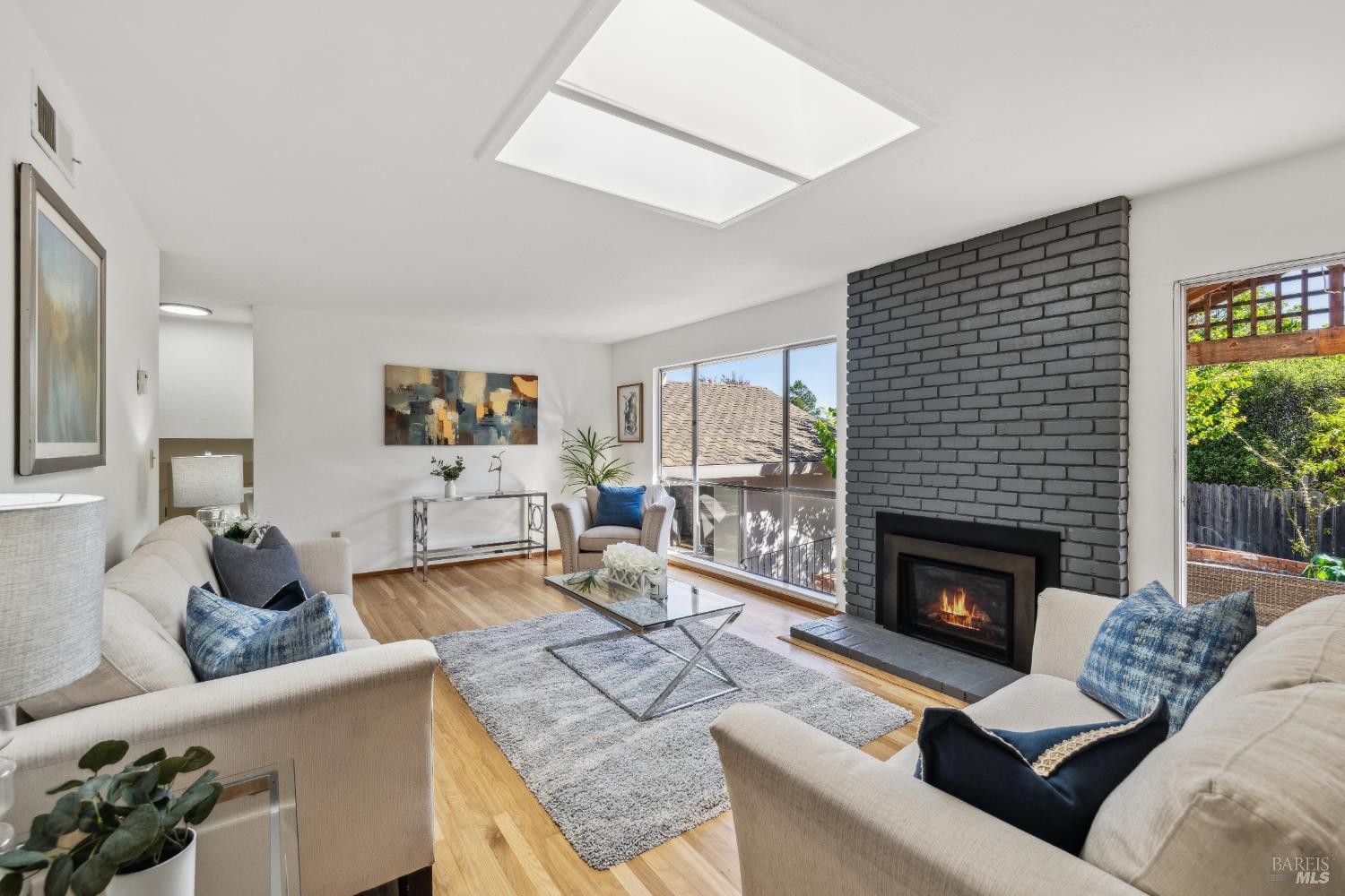 Detail Gallery Image 3 of 53 For 7 Hearthstone Ct, San Rafael,  CA 94903 - 4 Beds | 2/1 Baths