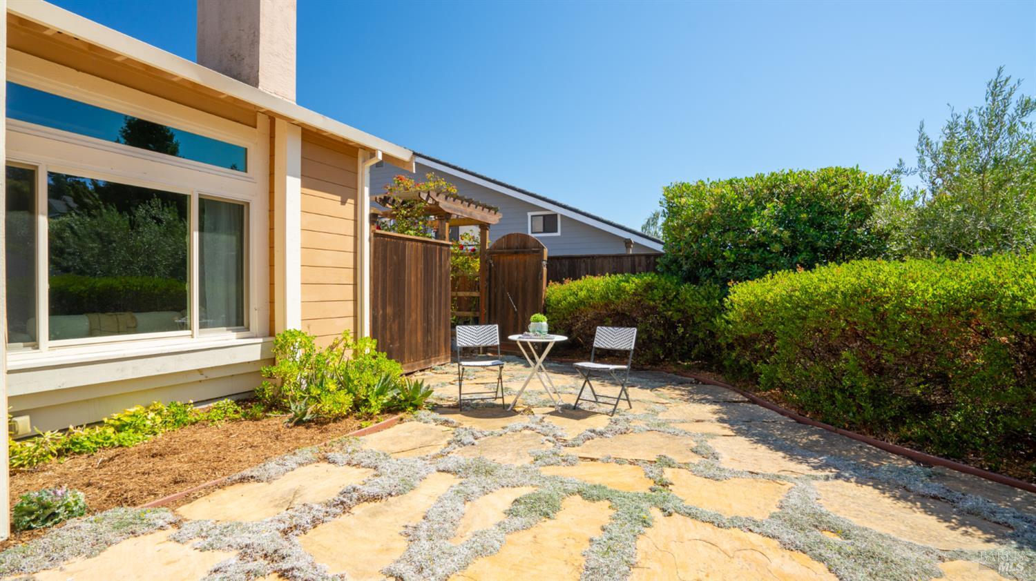 Detail Gallery Image 5 of 59 For 882 Oxford Way, Benicia,  CA 94510 - 4 Beds | 3 Baths