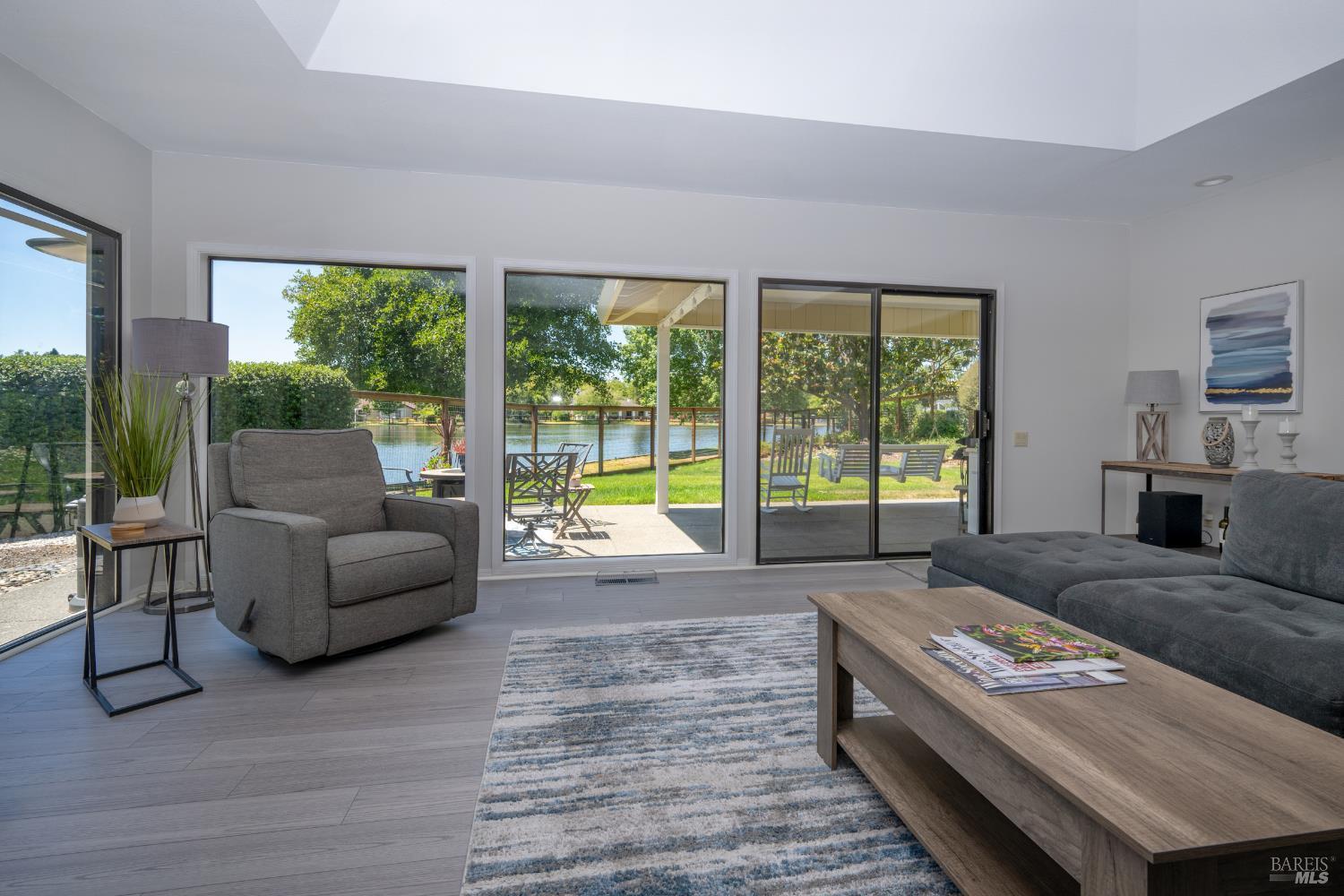 Detail Gallery Image 10 of 40 For 9636 Lakewood Dr, Windsor,  CA 95492 - 2 Beds | 2 Baths