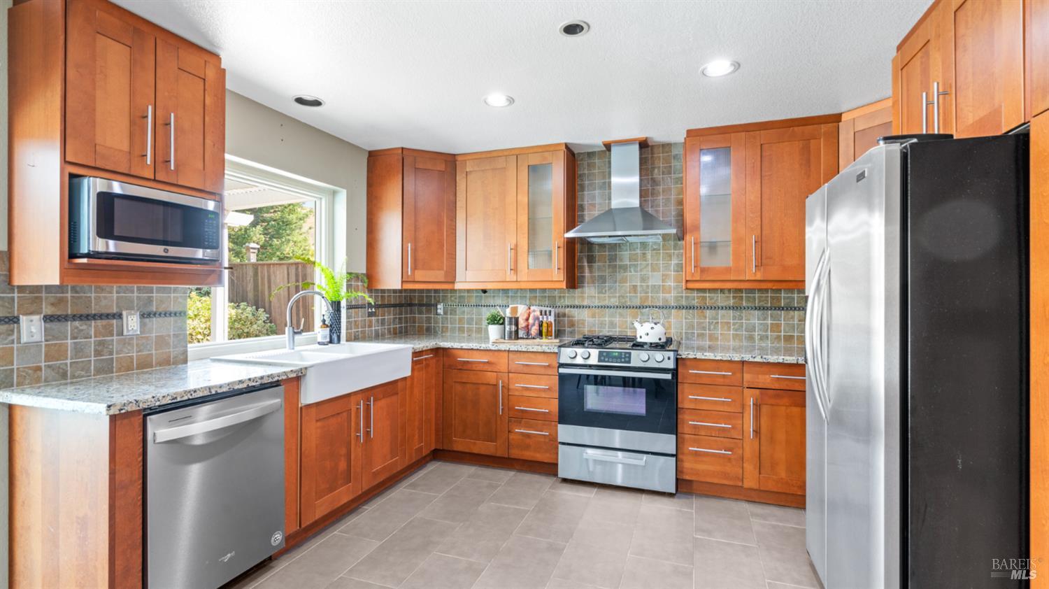 Detail Gallery Image 15 of 59 For 882 Oxford Way, Benicia,  CA 94510 - 4 Beds | 3 Baths