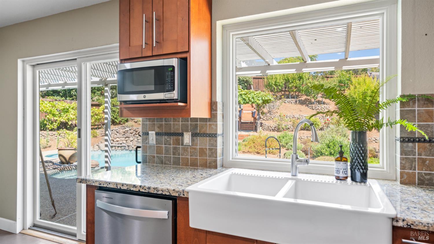 Detail Gallery Image 18 of 59 For 882 Oxford Way, Benicia,  CA 94510 - 4 Beds | 3 Baths
