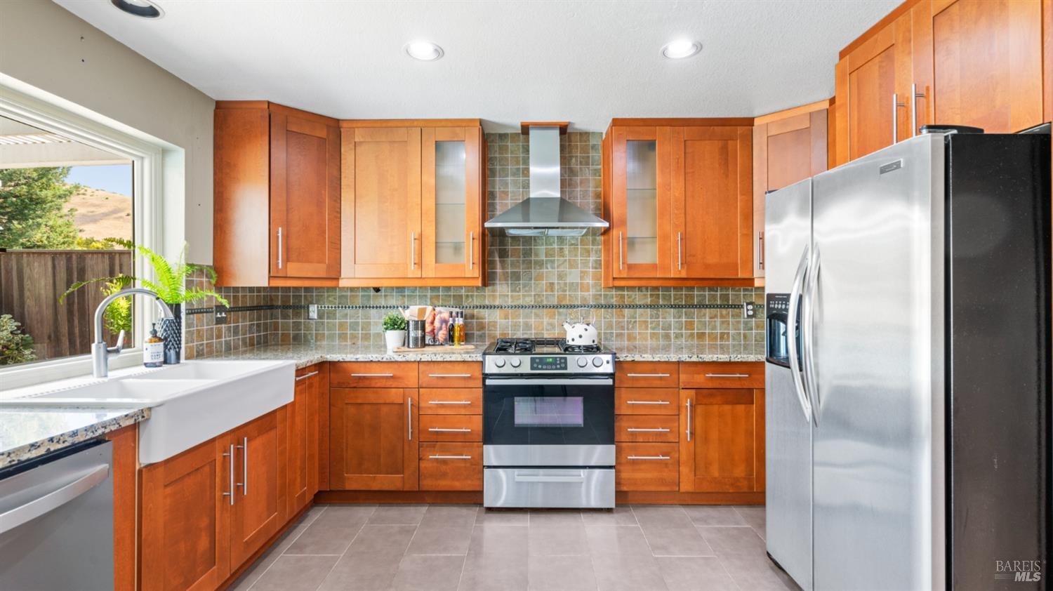 Detail Gallery Image 16 of 59 For 882 Oxford Way, Benicia,  CA 94510 - 4 Beds | 3 Baths