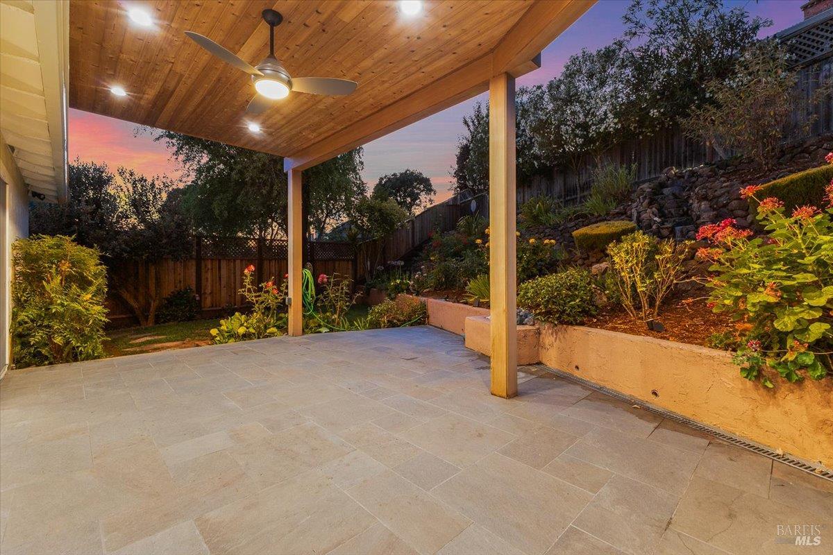 Detail Gallery Image 4 of 37 For 5331 Diane Way, Santa Rosa,  CA 95409 - 2 Beds | 2 Baths