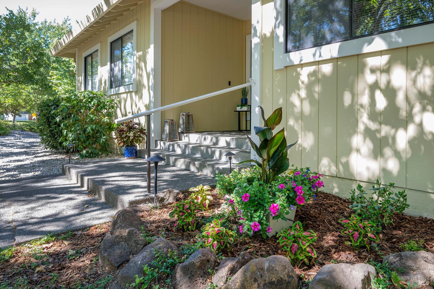 Detail Gallery Image 4 of 40 For 9636 Lakewood Dr, Windsor,  CA 95492 - 2 Beds | 2 Baths