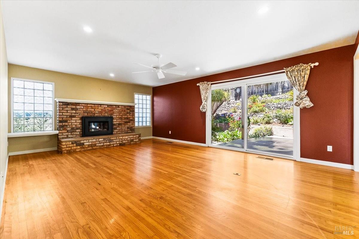 Detail Gallery Image 9 of 37 For 5331 Diane Way, Santa Rosa,  CA 95409 - 2 Beds | 2 Baths